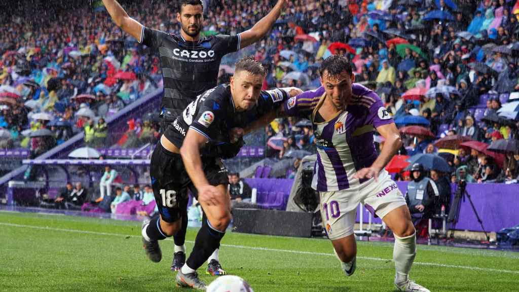 Andoni Gorosabel y Óscar Plano pelean un por un balón en un Valladolid - Real Sociedad
