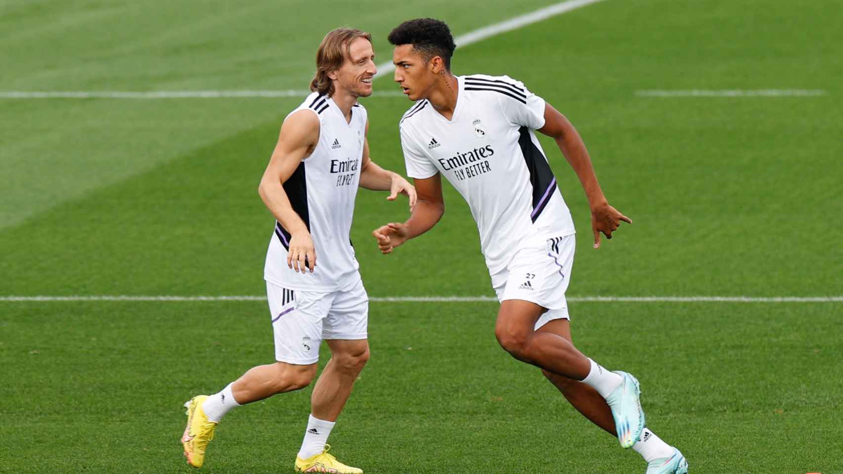 Álvaro Rodríguez se cruza con Modric en un entrenamiento.