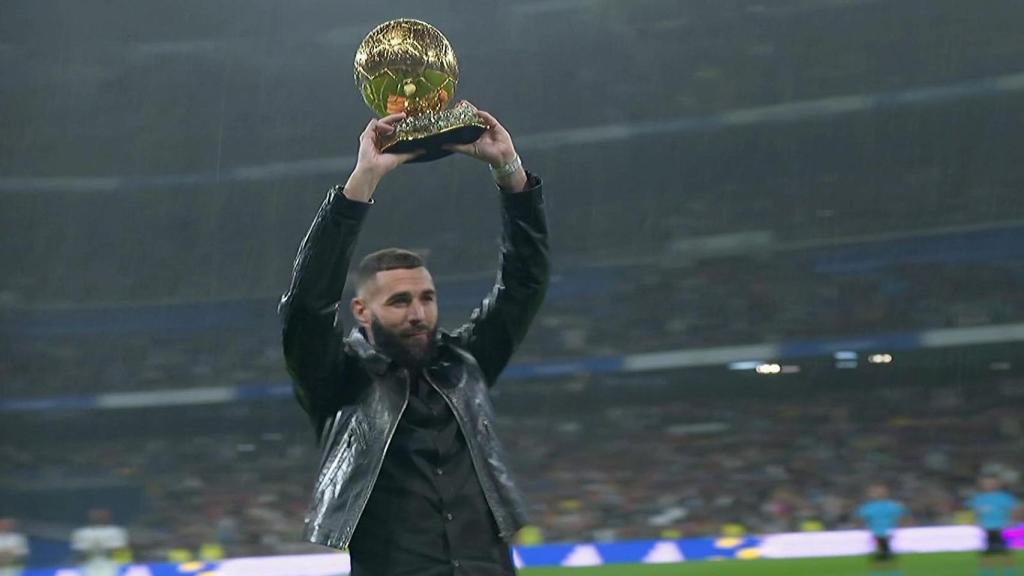 Karim Benzema con el Balón de Oro en el Santiago Bernabéu