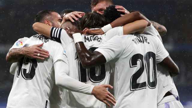 Los jugadores del Real Madrid hacen piña tras el gol de Modric