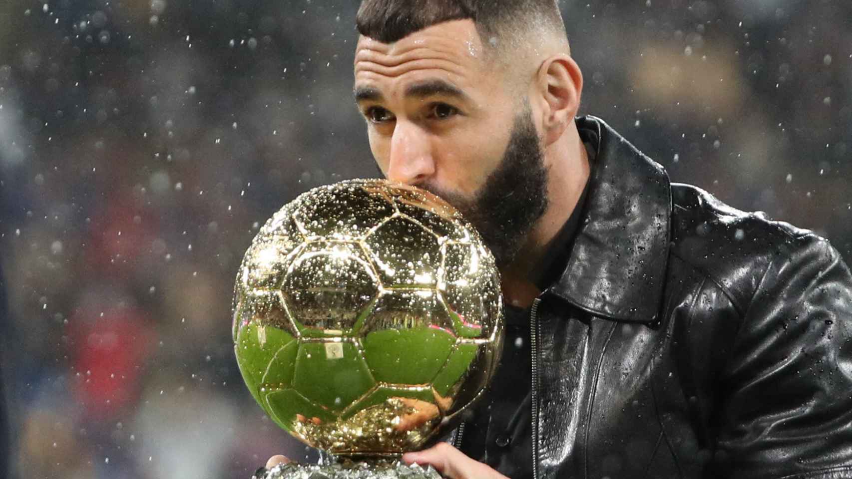Benzema besa el Balón de Oro.