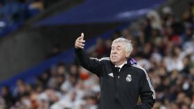 Carlo Ancelotti da instrucciones en el partido ante el Sevilla