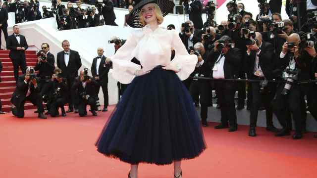Elle Fanning luce en la alfombra roja de Cannes un modelo Tulipán de Christian Dior
