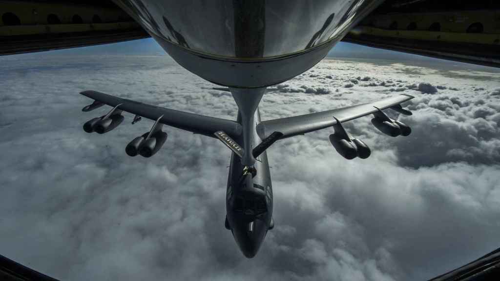 B-52 .  Refueling Of Air