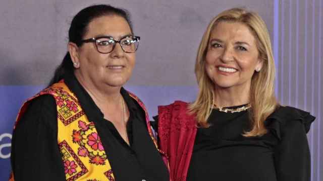 María del Monte y la periodista Inmaculada Casal en la entrega de los Premios Planeta 2022.