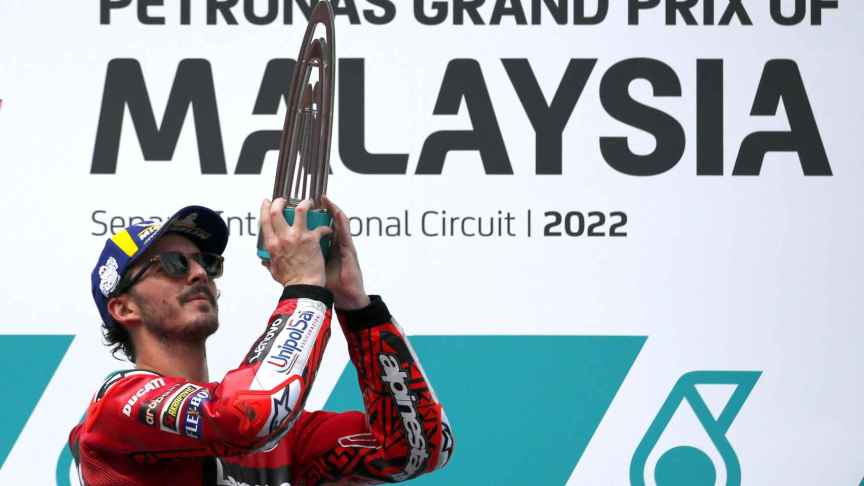 Pecco Bagnaia levanta el trofeo de ganador del GP de Malasia, en el circuito de Sepang.