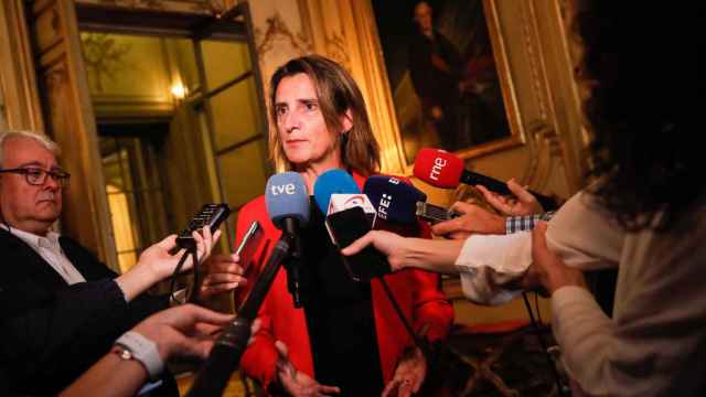 Teresa Ribera, vicepresidenta y ministra para la Transición Ecológica y Reto Demográdico, atiende a la prensa en la Embajada española de París el pasado viernes.