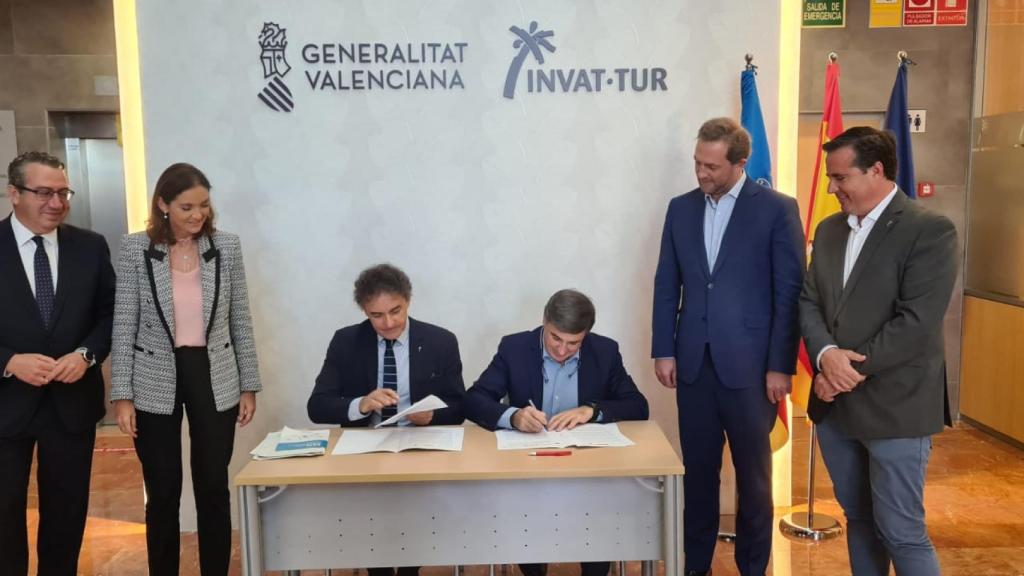 Momento de la firma del convenio de colaboración, este lunes.