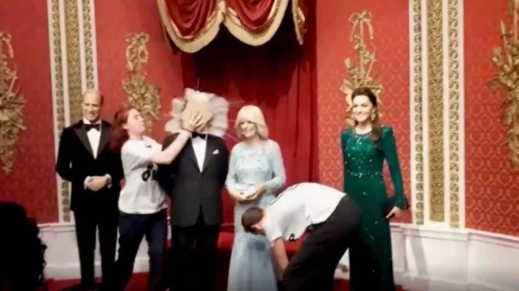 Activistas estampan dos tartas contra la figura del rey Carlos III en el Madame Tussauds de Londres.
