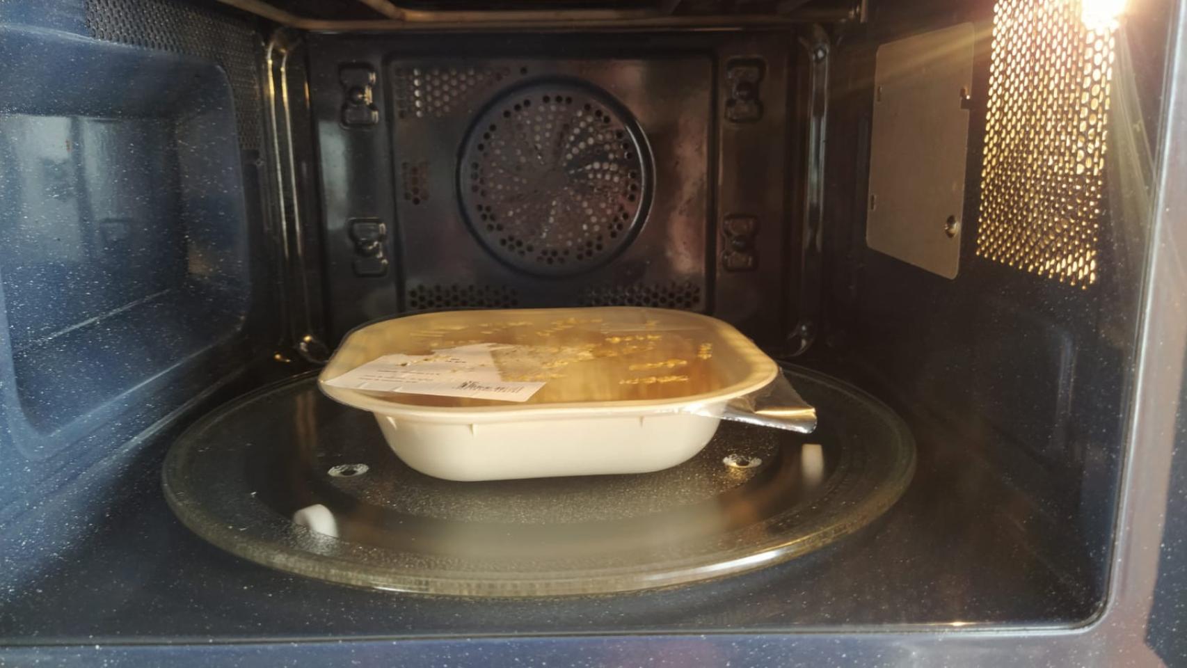 Uno de los 'tuppers' ya preparados de Wetaca en el microondas.