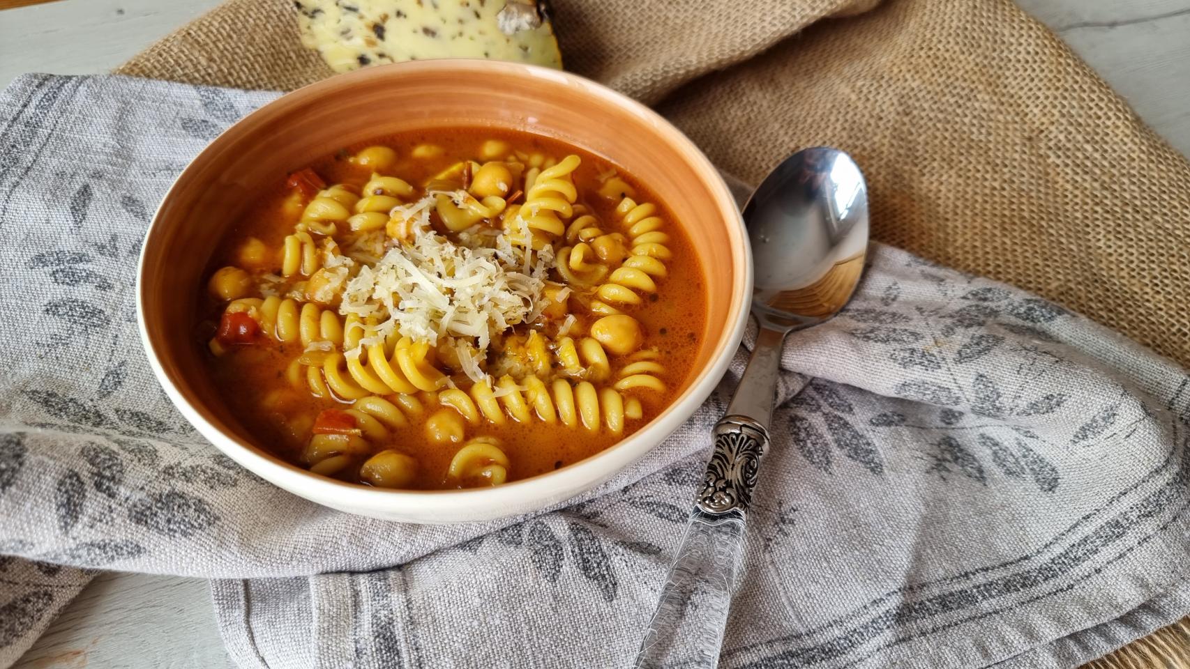 Sopa de pasta, garbanzos y queso parmesano, una receta para entrar en calor  en invierno