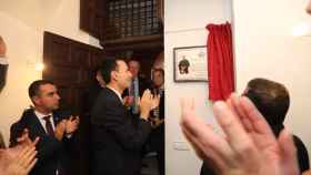 El alcalde de Medina de Rioseco, David Esteban, destapa la placa en honor a fray Carlos Amigo