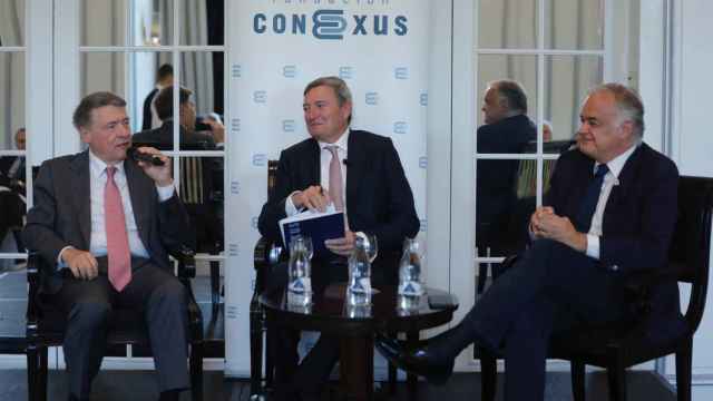 El exministro Jordi Sevilla, el vicepresidente de Conexus, Carlos Mas, y el vicesecretario Institucional del PP, Esteban González Pons, este lunes en Madrfid.