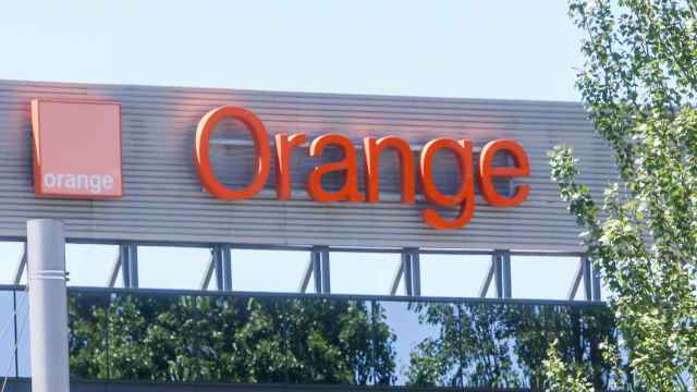Logo de Orange en la sede central de la compañía en España en el Parque Empresarial La Finca, situado en Pozuelo de Alarcón (Madrid).