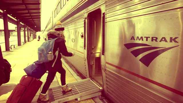 Una pasajera sube a un tren de Amtrak en Minnesota, Estados Unidos