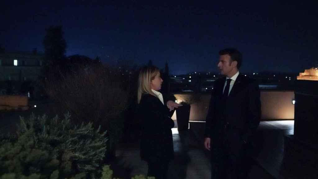 Giorgia Meloni y Emmanuel Macron, en la terraza del hotel en el que se vieron este domingo.