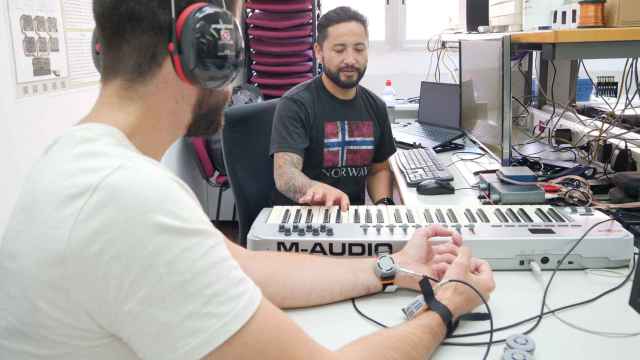 Andrés Trujillo-León y Paul Remache probado el dispositivo audio-táctil