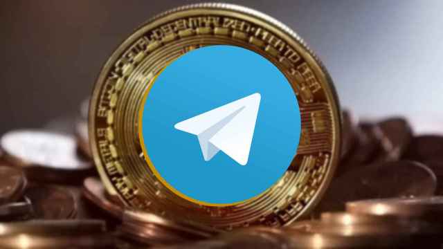 Fotomontaje con Bitcoin y con el logo de Telegram.