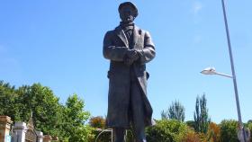 Monumento al escritor Pío Baroja en la Cuesta Moyano de Madrid.