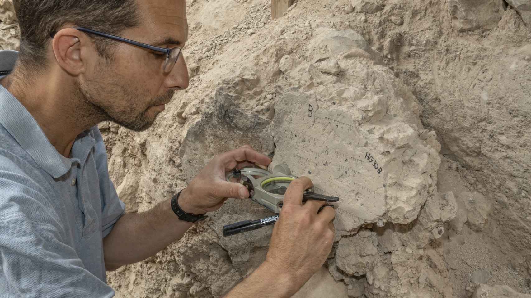El investigador principal, Yoav Vaknin, tomando muestras en uno de los yacimientos.