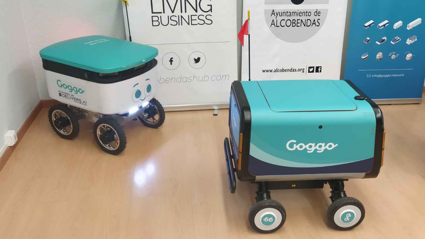 Dos de los robots de Goggo, durante la presentación.