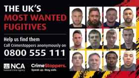 Cartel de los fugitivos más buscados de Reino Unido.