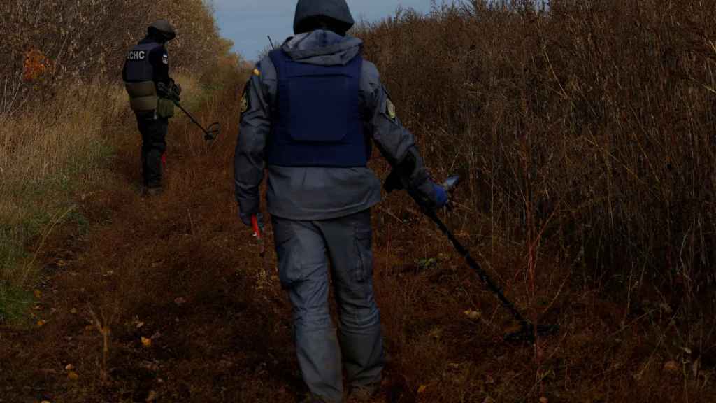 Exploración del equipo de remoción de minas terrestres y ordenadas sin explotar el 25 de octubre.