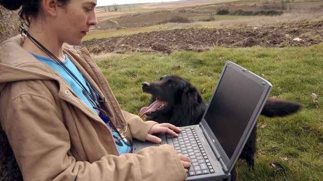Una mujer autónoma trabaja con su ordenador en un entorno rural de Soria