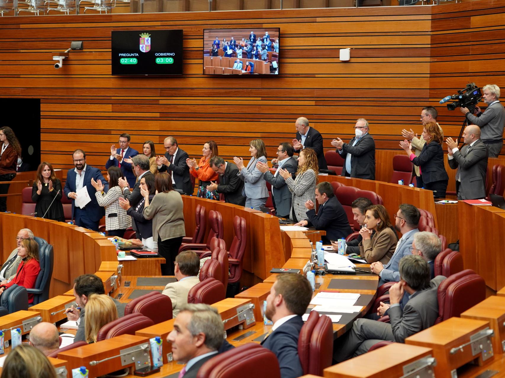 Los procuradores socialistas en pie tras el enfrentamiento con García-Gallardo, este martes en las Cortes.