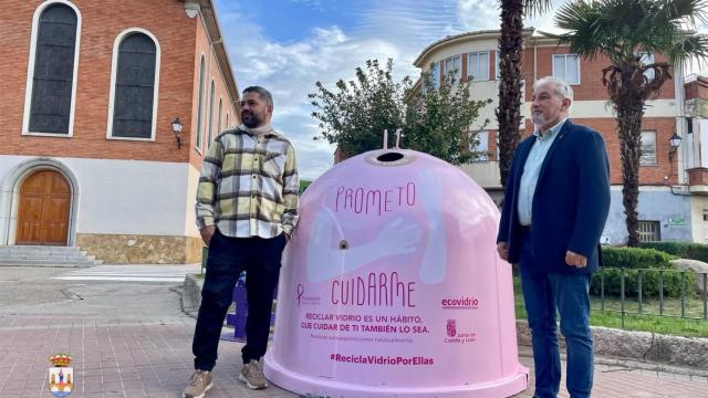 Manuel Burón y el representante de Ecoembes, junto al contenedor rosa