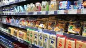 Sección de quesos en un supermercado Mercadona.