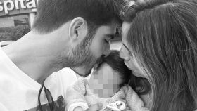 Lucía Villalón junto a su pareja y su hijo en una imagen de redes sociales.