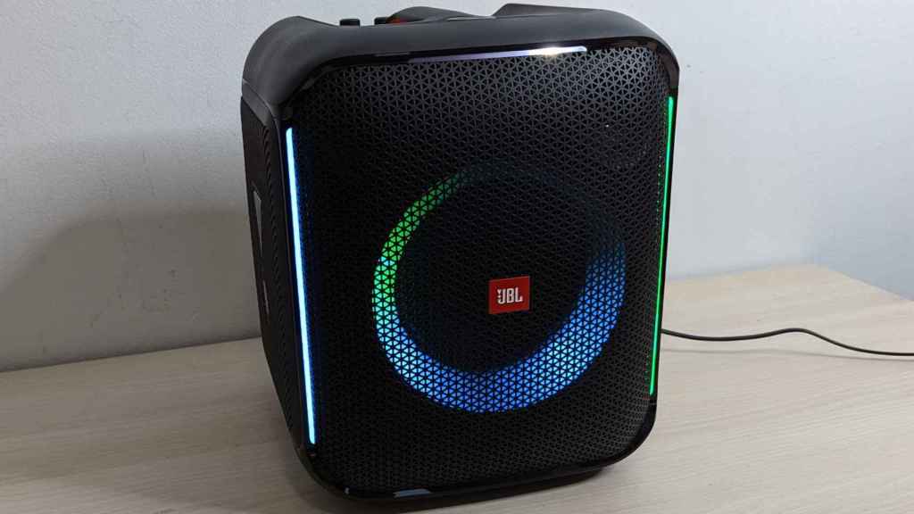 The lights integrated in the JBL PartyBox Encore are the protagonists