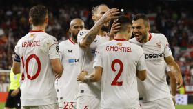 Los jugadores del Sevilla, celebrando el gol de Montiel en la Champions