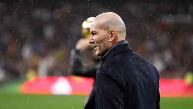 Zinedine Zidane, en el césped del Santiago Bernabéu