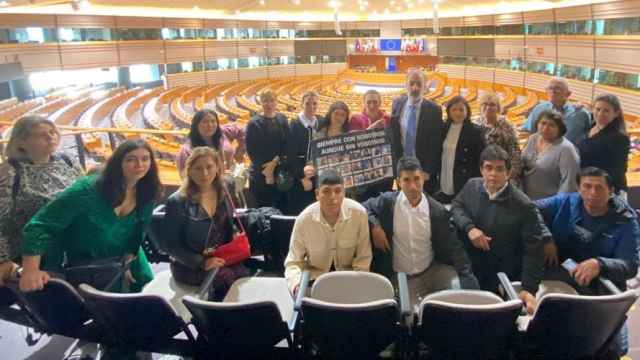 Familiares de las víctimas del 'Villa de Pitanxo', en el hemiciclo del Parlamento Europeo, junto al eurodiputado del PP Francisco Millán.