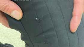 Pantalón de uno de los agentes de la Policía Local de Málaga agredido.