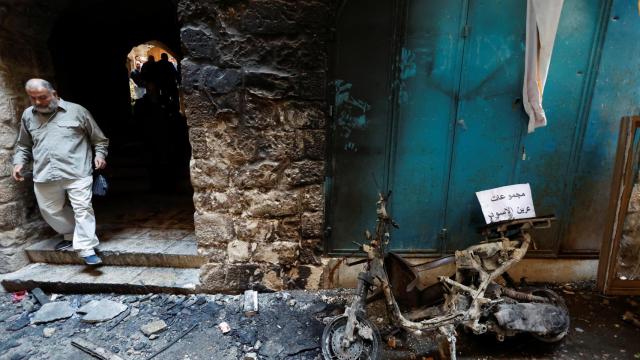 Los destrozos en la entrada de la casa atacada por el ejército.