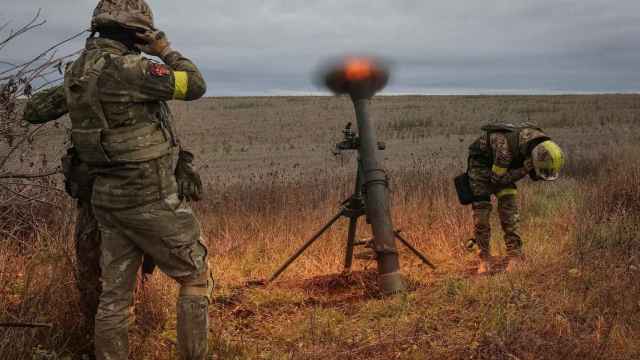 Soldados ucranianos disparan artillería en el frente de batalla.