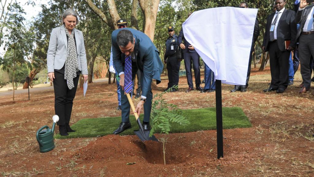 Pedro Sánchez planta un árbol en la sede de la ONU en Nairobi como símbolo  de apoyo al medio ambiente