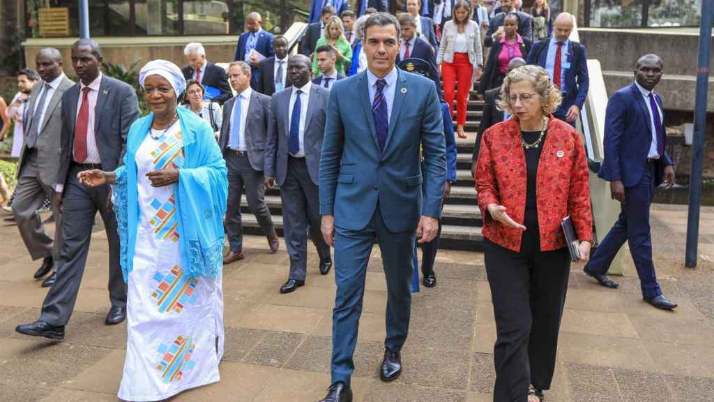 El presidente Pedro Sánchez, ayer miércoles junto a la directora de la ONU en Kenia, Zainab Haiwa Bangura.