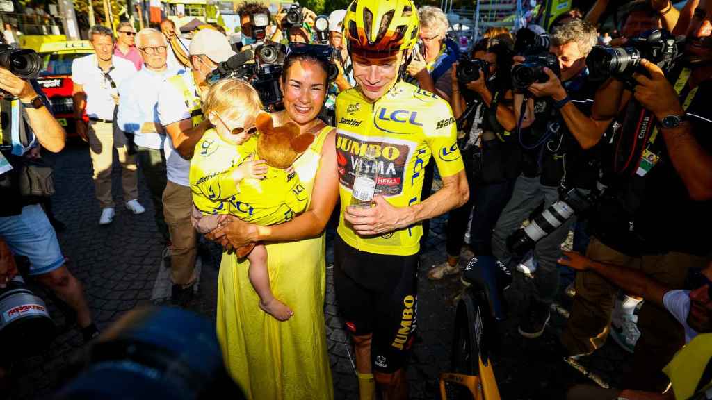 Jonas Vingegaard, junto a su familia tras ganar el Tour de Francia.