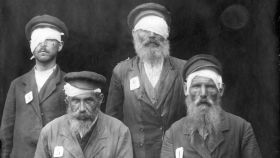 Cuatro supervivientes judíos del pogromo de Slovechno, en 1919. Fotografía cedida por Galaxia Gutenberg