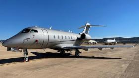 Un avión ejecutivo estacionado en la plataforma de aviación comercial del Aeropuerto Internacional de Ciudad Real.