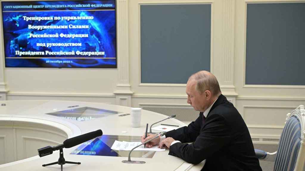 Putin preside los ejercicios nucleares desde el Kremlin.