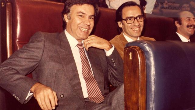 Felipe González y Alfonso Guerra durante la sesión de investidura en 1982.