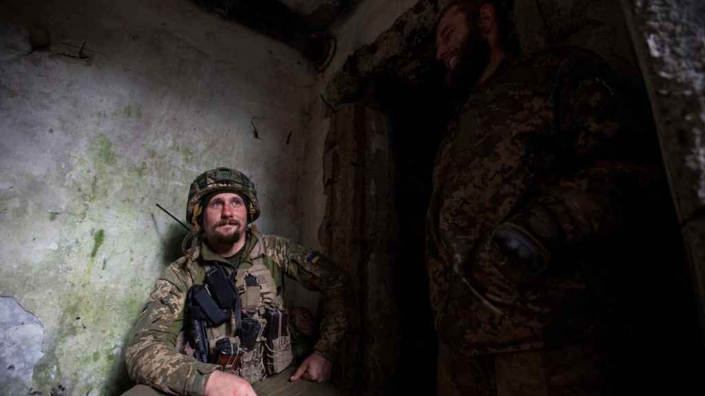 Soldados ucranianos conversan en Bakhmut.