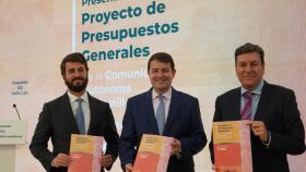 El presidente de la Junta de Castilla y León, Alfonso Fernández Mañueco, y el vicepresidente, Juan García-Gallardo, y el consejero de Economía Carlos Fernández Carriedo comparecen en rueda de prensa para presentar el proyecto de ley de Presupuestos Generales de la Comunidad para 2023.