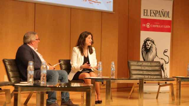 Conversación entre el periodista de EL ESPAÑOL-Noticias de Castilla y León Luis Falcón y la teniente alcalde de Salamanca Miryam Rodríguez, en el I Foro Salamanca Impulsa