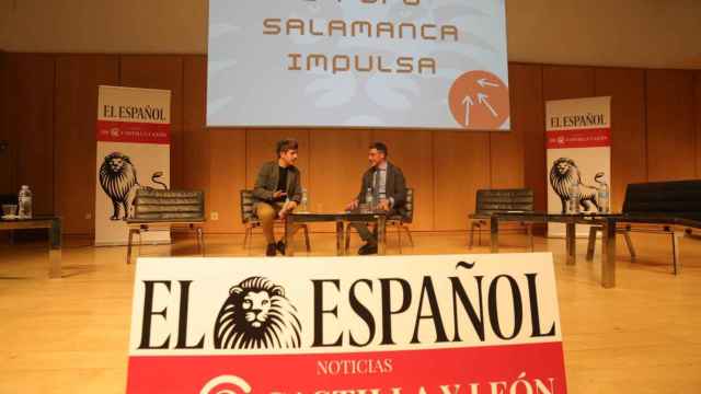 El periodista de EL ESPAÑOL-Noticias de Castilla y León Alvar Salvador y el alcalde de Villamayor, Ángel Luis Peralvo Sanchón en el I Foro Salamanca Impulsa
